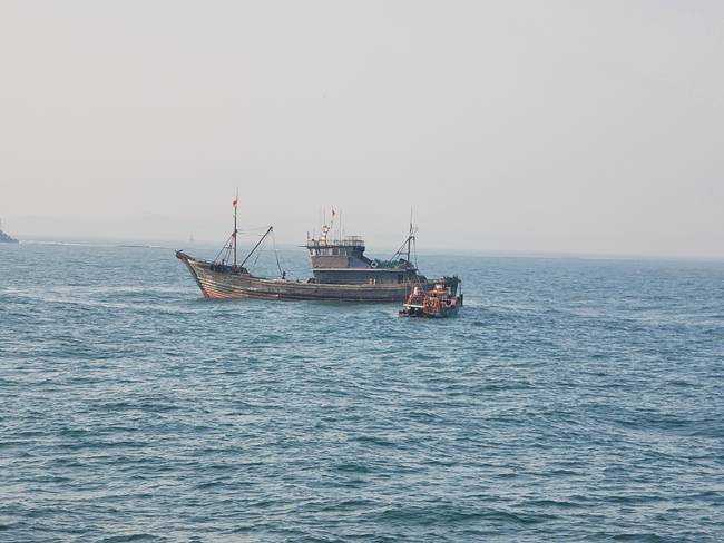 서해5도특별경비단이 19일 오후 인천 옹진군 연평도 인근 해상에서 불법조업 중인 중국 어선 1척을 나포하고 있다.서해5도특별경비단 제공.