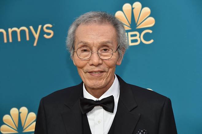 배우 오영수가 12일(현지시간) 미국 캘리포니아주 로스앤젤레스의 마이크로소프트 시어터에서 열린 제74회 에미상 시상식에 도착해 포즈를 취하고 있다. 오영수는 지난해 넷플릭스에서 방영된 드라마 '오징어 게임'으로 남우조연상 후보에 올랐다. 연합뉴스