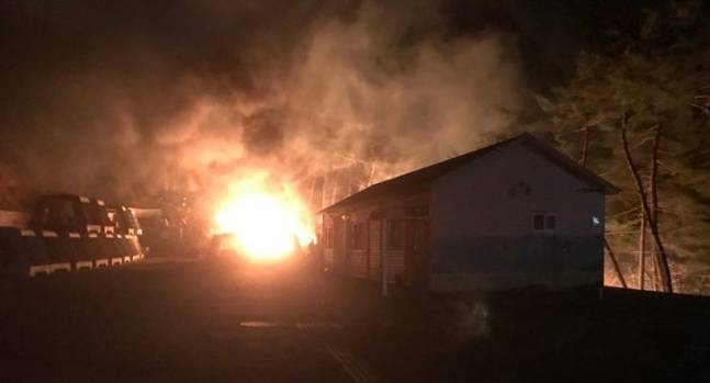 지난 25일 오후 11시 43분께 강원 강릉시 대전동에서 발생한산불이 산림 0.5㏊를 태운 후 2시간여 만인 이날 오전 1시 41분께 진화됐다. [연합]