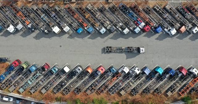 화물연대가 총파업에 들어간 24일 오후 부산 남구 한 화물차 주차장에 운행을 멈춘 트레일러가 주차돼 있다. [연합]