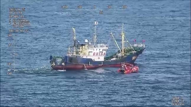 중국어선에 대한 무인헬기 채증 장면[서귀포해양경찰서 제공]