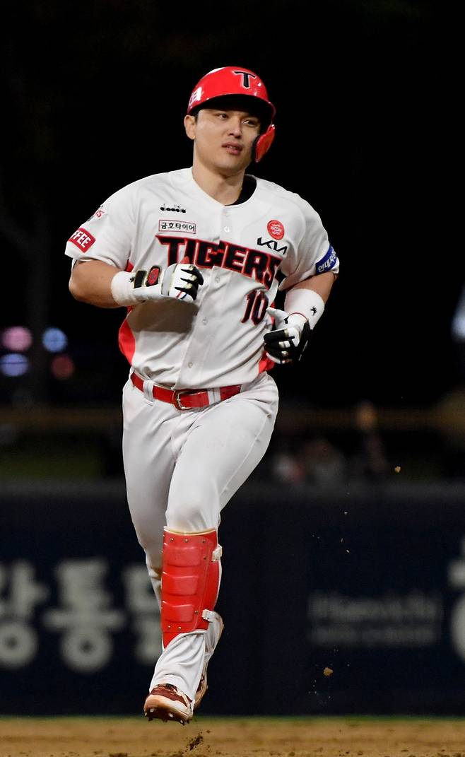 [광주=뉴시스] 이영주 기자 = 6일 오후 광주 북구 광주-기아챔피언스필드에서 열린 2022프로야구 KIA 타이거즈 대 LG 트윈스의 경기, 8회말 1사 2루 상황 KIA 박동원이 2점 홈런을 친 뒤 베이스를 돌고 있다. 2022.10.06. leeyj2578@newsis.com
