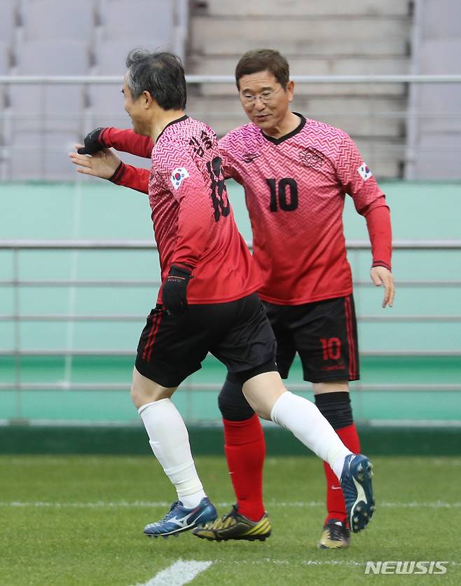 [서울=뉴시스] 전진환 기자 = 김승남 더불어민주당 의원이 26일 오후 서울 마포구 상암동 서울월드컵경기장에서 열린 제12회 한·일 국회의원 축구대회에서 선취골을 넣고 김학용 국민의힘 의원의 축하를 받고 있다. 2022.11.26. amin2@newsis.com