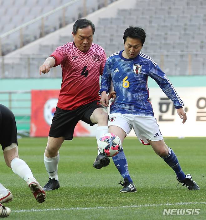 [서울=뉴시스] 전진환 기자 = 김형동 국민의힘 의원이 26일 오후 서울 마포구 상암동 서울월드컵경기장에서 열린 제12회 한·일 국회의원 축구대회에서 일본 이와타니 료혜이 의원과 볼다툼을 하고 있다. 2022.11.26. amin2@newsis.com