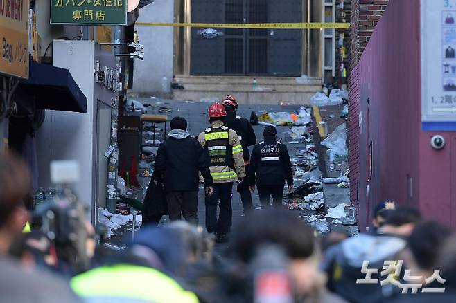 서울 용산구 이태원동 일대에 핼러윈을 맞이해 인파가 몰리면서 대규모 인명사고가 발생했다. 박종민 기자