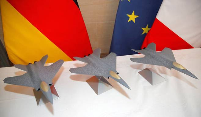 프랑스와 독일, 스페인이 공동개발하는 미래전투항공체계(FCAS) 모형들이 탁자 위에 놓여 있다. 로이터연합뉴스