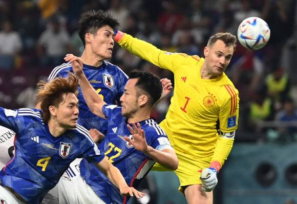 - 축구 - FIFA 월드컵 카타르 2022 - E조 - 독일 대 일본 - 카타르, 도하, 칼리파 국제 경기장 - 2022년 11월 23일독일의 마누엘 노이어가 헤딩을 시도하고 있다. 로이터 연합뉴스