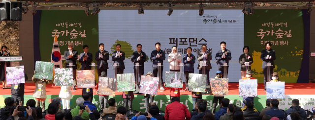 이장우(오른쪽에서 여섯번째) 대전시장과 남성현(″다섯번째) 산림청장 등이 12개 구간으로 조성된 대전둘레산길의 국가숲길 지정을 축하하고 있다. 사진제공=대전시·산림청