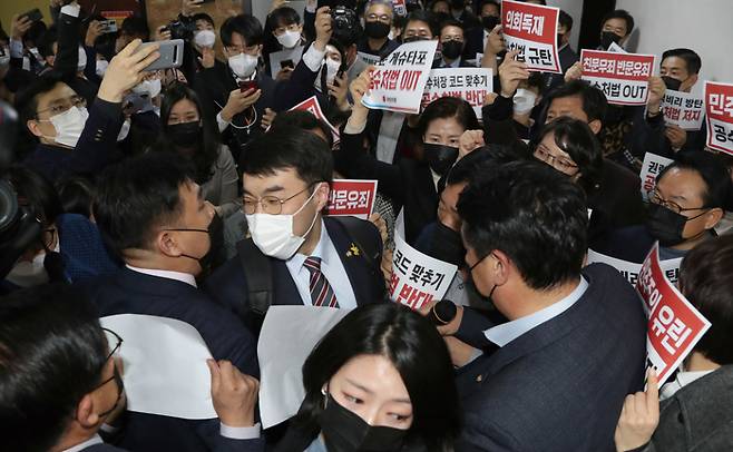 여야 의원들이 2020년 12월7일 오후 서울 여의도 국회에서 공수처법 처리를 둘러싸고 몸싸움을 벌이는 모습(기사 내용과 무관) ⓒ시사저널 이종현