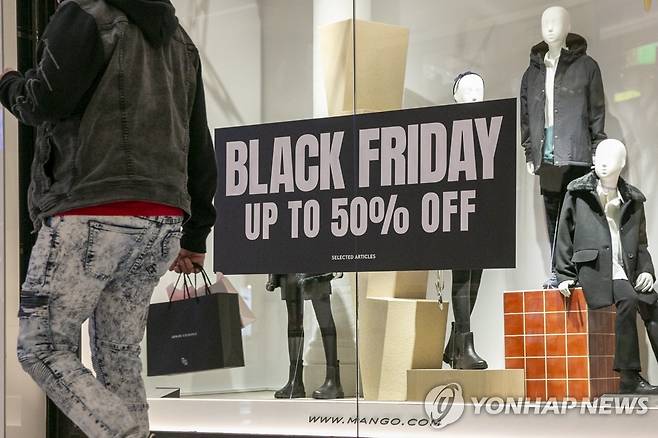 블랙프라이데이 세일 중인 미국 뉴저지주 아메리칸드림몰의 한 매장 [EPA=연합뉴스]
