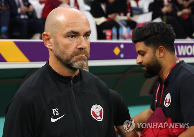 카타르 펠릭스 산체스 감독 (알코르=연합뉴스) 김도훈 기자 = 20일(현지시간) 카타르 알코르 알바이트 스타디움에서 열린 2022 카타르 월드컵 카타르와 에콰도르의 개막전 경기. 카타드로 펠릭스 산체스 감독이 경기 시작을 기다리고 있다. 2022.11.21 superdoo82@yna.co.kr