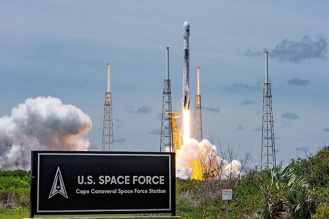 작년 6월 미 우주군 케이프커내버럴 기지에서 팰컨9 로켓을 발사하는 모습 [미 우주군 제공]