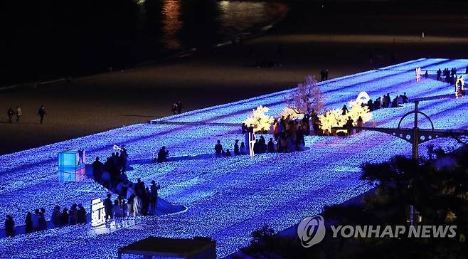 빛의 바다 (부산=연합뉴스) 손형주 기자 = 지난 20일 오후 부산 해운대해수욕장에서 시민들이 해운대 빛축제를 관람하고 있다. 올해 축제는 '어게인(Again) 해운대 빛의 바다' 주제로 내년 1월 24일까지 열린다. 2022.11.20 handbrother@yna.co.kr