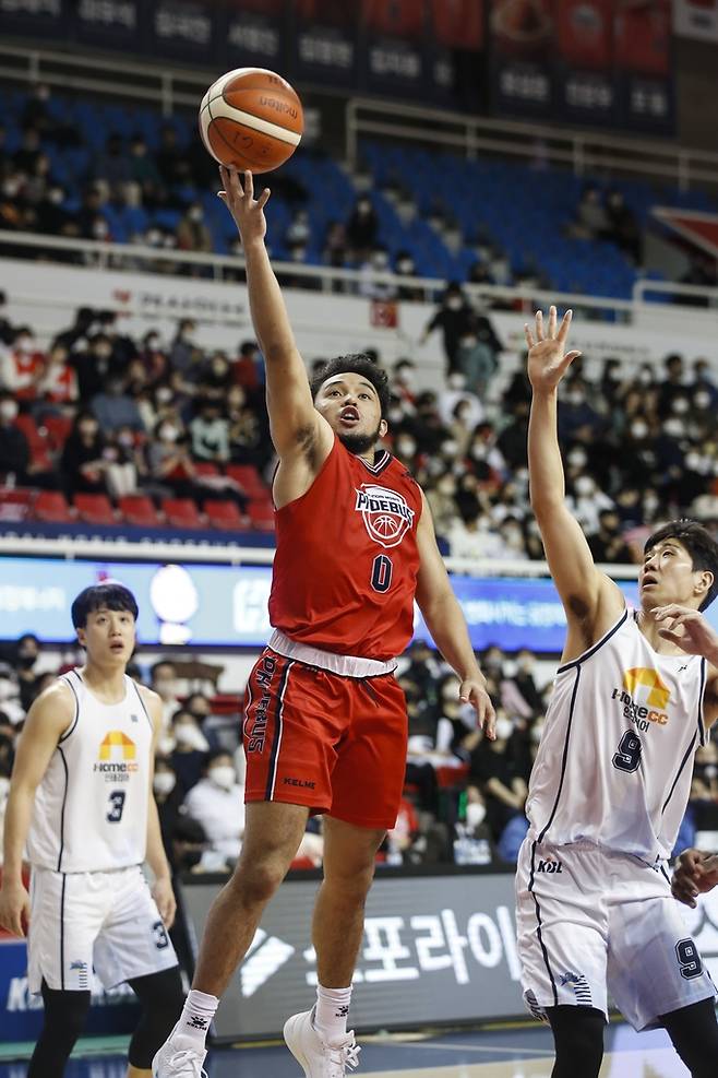 26일 KCC 전에서 골밑 득점을 노리는 현대모비스 아바리엔토스.  [KBL 제공. 재판매 및 DB 금지]