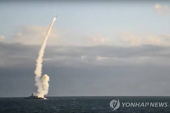 러시아 전함에서 미사일이 발사되는 모습 [AP 연합뉴스 자료사진. 재판매 및 DB 금지]