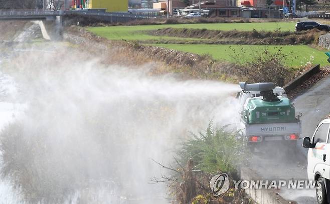 조류 인플루엔자 차단 방역 ※ 기사와 직접적인 관계가 없습니다. [연합뉴스 자료 사진]