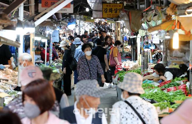 [이데일리 방인권 기자] 민족최대명절인 추석을 나흘 앞둔 6일 서울 동대문구 경동시장을 찾은 시민들이 제수용품을 구매하고 있다.