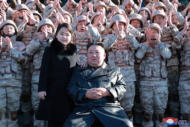 북한 김정은 국무위원장이 둘째 딸과 함께 지난 18일 있었던 대륙간탄도미사일(ICBM) ‘화성-17형’ 발사에 참여했던 공로자들과 기념사진을 찍었다. (사진=조선중앙통신)