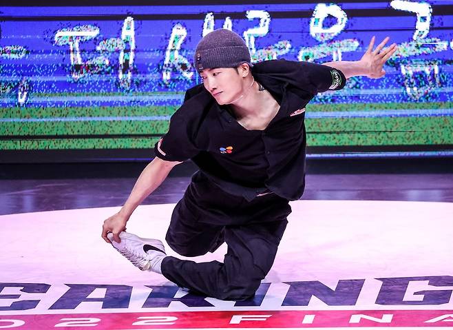 일반부 비보이 우승을 차지한 김헌우가 화려한 기술을 펼치고 있다. (KFD 대한민국댄스스포츠연맹 제공)