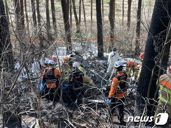 11월 27일 오전 10시 50분쯤 강원 양양군 현북면 어성전리 명주사 인근에서 헬기가 추락했다는 신고가 소방에 접수됐다. [사진=뉴스1]