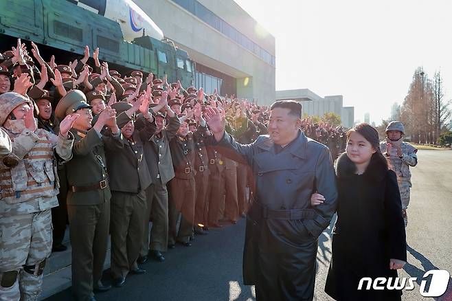 (평양 노동신문=뉴스1) = 김정은 북한 노동당 총비서와 둘째딸.[국내에서만 사용가능. 재배포 금지. DB 금지. For Use Only in the Republic of Korea. Redistribution Prohibited] rodongphoto@news1.kr