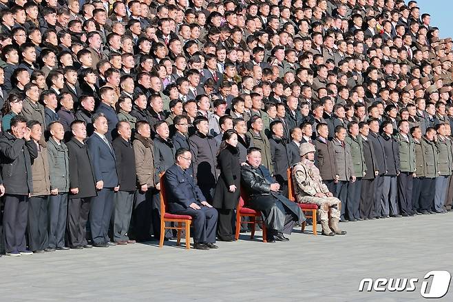 (평양 노동신문=뉴스1) =김정은 북한 노동당 총비서와 둘째딸. [국내에서만 사용가능. 재배포 금지. DB 금지. For Use Only in the Republic of Korea. Redistribution Prohibited] rodongphoto@news1.kr