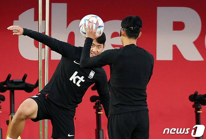 대한민국 축구대표팀 손흥민과 이강인이 26일 오후(현지시간) 카타르 도하 알에글라 트레이닝센터에서 훈련을 하고 있다. 2022.11.26/뉴스1 ⓒ News1 이동해 기자