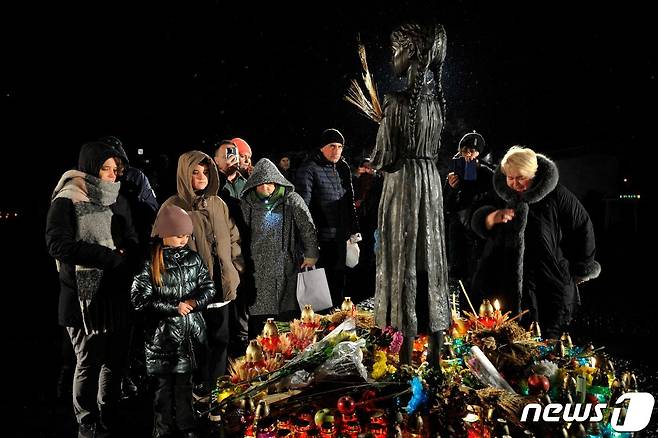 26일(현지시간) 우크라이나인들이 수도 키이우에서 홀로도모르 희생자 추모식에 참석하고 있다. 2022.11.26/뉴스1 ⓒ AFP=뉴스1 ⓒ News1 김민수 기자