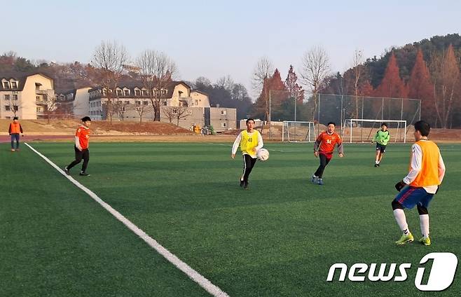 11월의 마지막 주말을 맞아 대전 유성구의 한 운동장에서 직장인들이 축구를 즐기고 있다. ⓒ뉴스1 최일 기자