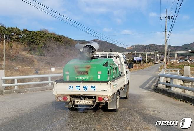 27일 충남도 방역당국이 충남 홍성군의 한 가정에서 기르던 관상용 폐사 조류에서 AI H5형 항원이 발생하자 주변 지역에 대한 긴급 방역을 실시하고 있다. (충남도 제공)