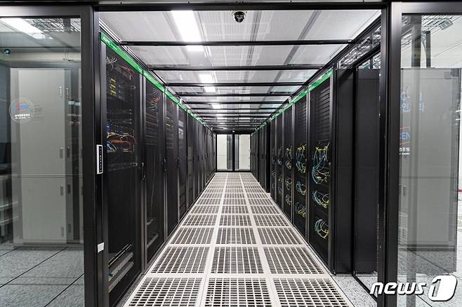 광주과학기술원(지스트) 슈퍼컴퓨팅 센터에 구축된 DREAM(드림)-AI 슈퍼컴퓨터.(광주 인공지능산업융합사업단 제공)2022.11.27/뉴스1 ⓒ News1