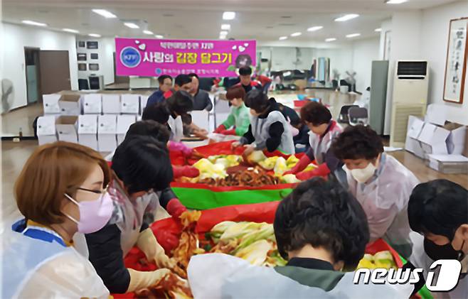 한국자유총연맹 포항시지회 회원들이 북한 이탈주민들을 위해 사랑의 김장 김치를 버물리고 있다.(한국자유총연맹 포항지회제공)2022.11.27/뉴스1