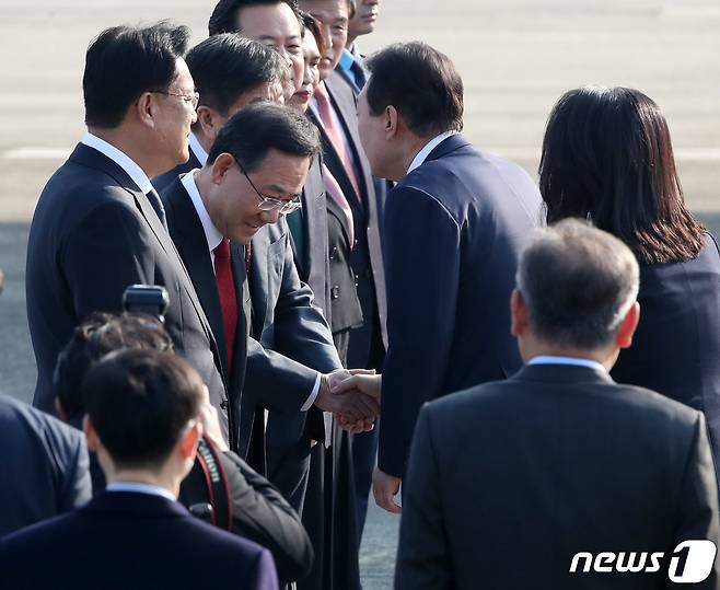 윤석열 대통령이 11일 오전 경기 성남 서울공항에서 아세안(ASEAN·동남아국가연합) 관련 정상회의 및 주요 20개국(G20) 정상회의 등 다자 회의 참석차 출국하기에 앞서 주호영 국민의힘 원내대표와 인사를 나누고 있다. 2022.11.11/뉴스1 ⓒ News1 송원영 기자