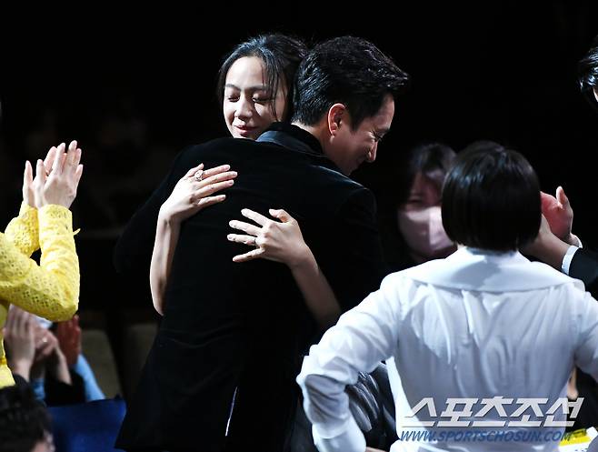 제43회 청룡영화상 레드카펫이 25일 여의도 KBS홀에서 진행됐다. 남우주연상을 수상한 박해일이 탕웨이와 포옹하고 있다. 여의도=정재근 기자 cjg@sportschosun.com/2022.11.25/