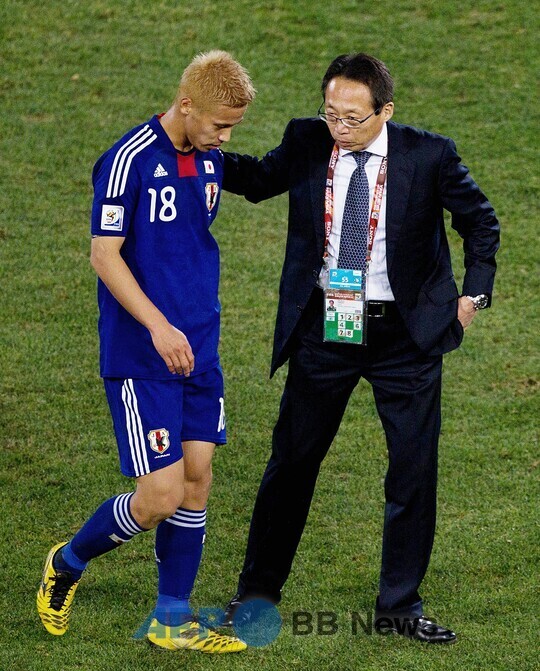 과거 일본 축구 대표팀을 이끌었던 오카다 다케시(오른쪽) 전 감독. ⓒAFPBBNews = News1