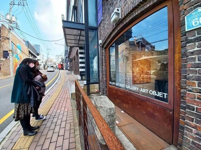서울 이태원 경리단길의 한 갤러리 앞에서 시민들이 작품을 구경하고 있다./사진=아시아경제DB
