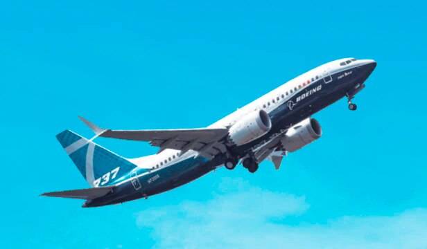 보잉 737 맥스 항공기의 비행 모습.