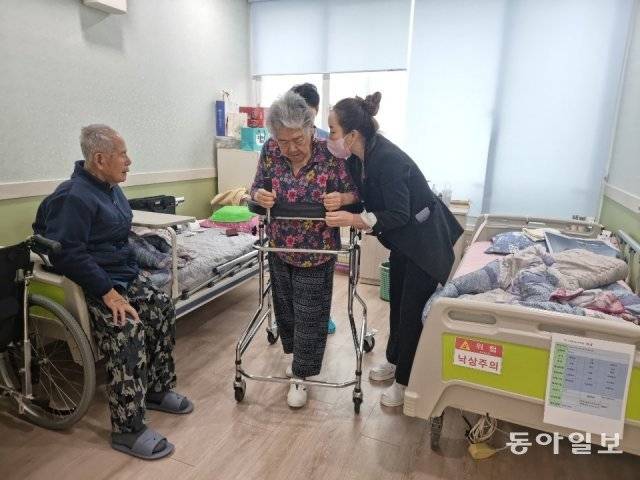양로원에 입소한 어르신들의 수발을 하는 정은심 원장.