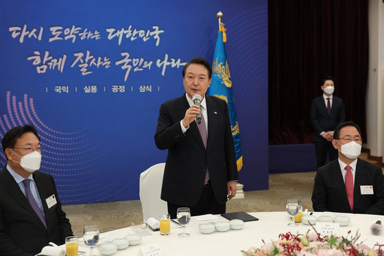 윤석열 대통령이 19일 서울 용산구 국방컨벤션에서 열린 국민의힘 원외당협위원장 초청 오찬에서 인사말을 하고 있다. 왼쪽부터 정진석 비대위원장, 윤 대통령, 주호영 원내대표. (대통령실 제공) 2022.10.19/뉴스1 ⓒ News1