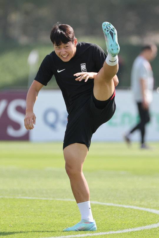 훈련하는 이강인



     (도하=연합뉴스) 김주성 기자 = 2022 카타르 월드컵 가나전을 하루 앞둔 27일 오후(현지시간) 축구대표팀의 이강인이 27일 오후 (현지시간) 카타르 도하 알에글라 훈련장에서 훈련하고 있다. 2022.11.27



    utzza@yna.co.kr



(끝)