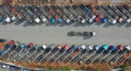 화물연대가 총파업에 들어간 24일 부산 남구 한 화물차 주차장에 운행을 멈춘 트레일러가 주차돼 있다. 연합뉴스