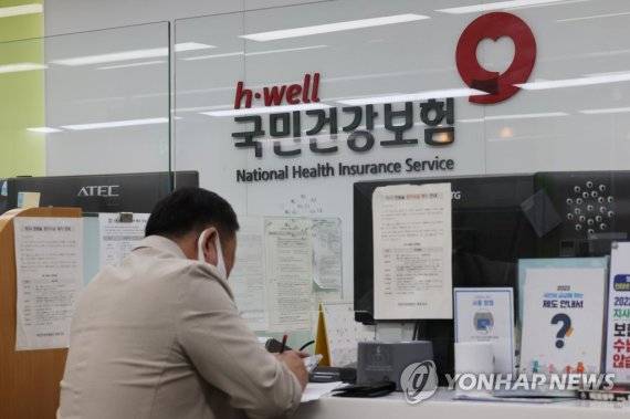 직장인 건강보험료율 처음으로 7% 넘어서 (서울=연합뉴스) 임화영 기자 = 내년 건강보험료율이 올해보다 1.49% 오른다. 이에 따라 직장인 소득 중 건강보험료 비율은 처음으로 7%를 넘어서게 된다. 보건복지부는 29일 오후 건강보험 정책 최고의결기구인 건강보험정책심의위원회(건정심)를 열어 2023년 건강보험료율을 이같이 결정했다고 30일 밝혔다. 이에 따라 직장가입자 보험료율은 현행 6.99%에서 내년 7.09%로 0.1%포인트(p) 인상되며 월 평균 보험료는 올해 7월 기준 평균 14만4천643원에서 내년 14만6천712원으로 2천69원 인상된다. 사진은 이날 오후 서울 국민건강보험공단 종로지사에 설치된 건강보험 정부지원법 개정 관련 배너. 2022.8.30 hwayoung7@yna.co.kr (끝) /사진=연합뉴스