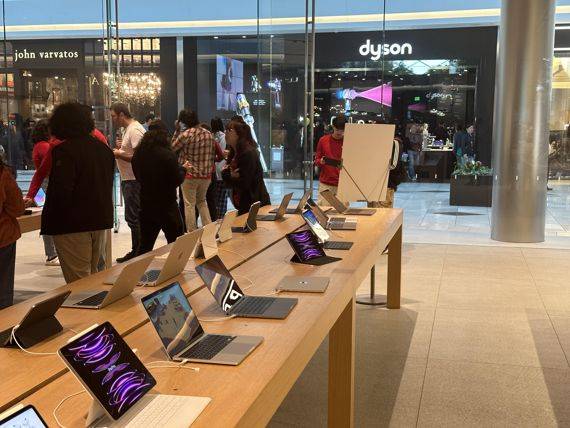 26일(현지시간) 미국 캘리포니아주 산타클라라의 한 복합쇼핑몰내에서 고객들이 전자기기를 살펴보고 있다. /사진=홍창기 특파원