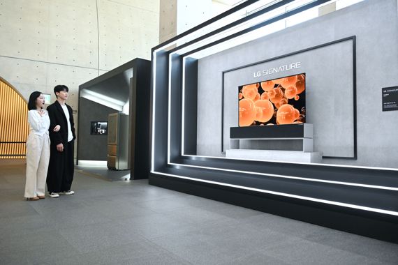LG SIGNATURE 홀 앞 로비에 마련한 특별 전시존에서 LG전자 모델들이 세계 최초 롤러블 TV, 와인셀러, 에어컨 등 LG 시그니처 제품들을 감상하고 있다. LG전자 제공