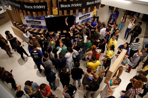 삼성전자가 지난 25일 블랙프라이데이를 맞아 마련한 브라질 상파울루시 매장을 찾은 고객들이 네오 QLED, 더 프레임 등 삼성전자 TV 제품을 구매하기 위해 모여들고 있다. 삼성전자 제공
