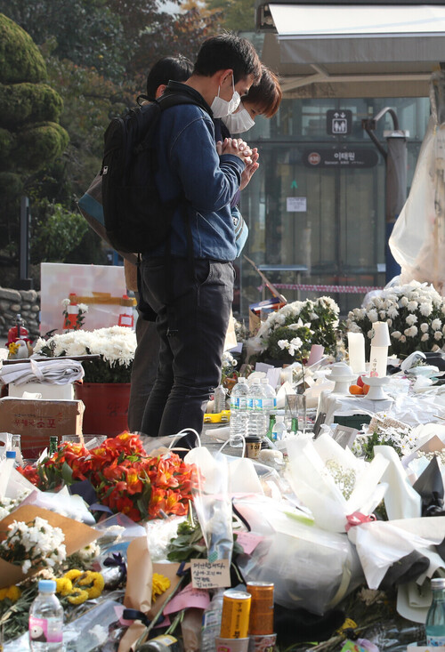 2022년 11월8일 서울 용산구 이태원역 1번 출구 앞을 찾은 이들이 이태원 참사 희생자를 추모하고 있다. 신소영 기자 viator@hani.co.kr