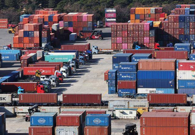 화물연대 총파업 나흘째인 27일 오전 경기도 의왕시 내륙컨테이너기지(ICD)에 화물차들이 주차돼 있다. 의왕=연합뉴스