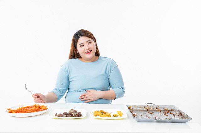 과식은 당뇨병 발병 위험을 높일 수 있어 주의해야 한다./사진=클립아트코리아