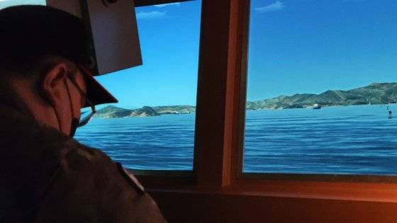 해군 조함훈련실에서 승조원이 통제관의 상황 부여에 따라 신속하게 조치하고 있다.