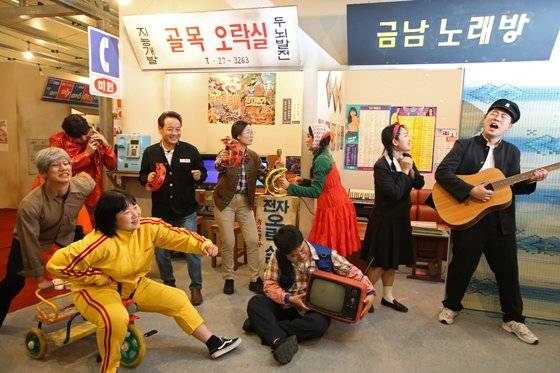 제19회 추억의 광주충장 월드페스티벌(충장축제) 첫날인 지난달 13일 광주 동구 충장로에서 열린 추억의 테마거리 개관행사에서 배우들이 임택 동구청과 함께 공연하고 있다. 연합뉴스